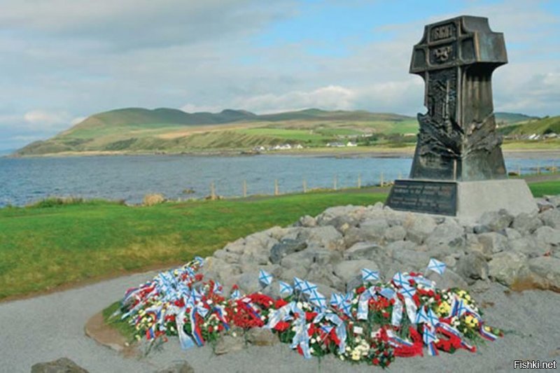 Памятник в Шотландии на берегу напротив места где лежит "Варяг"