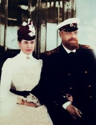 Редкий случай. Они реально были счастливы в браке. Александр даже своей жене жизнь спас (ж/д катастрофа)