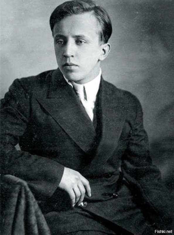 13 августа 1937 года, по ложному обвинению в подготовке покушения на Сталина, был расстрелян 23-летний Юрий Есенин - сын поэта Сергея Есенина. Также была репрессирована родная сестра поэта и расстрелян её муж