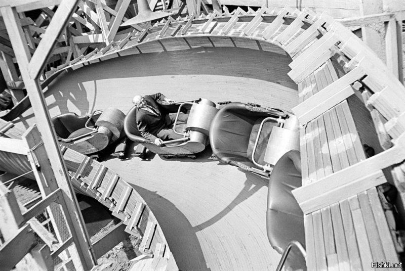 Ашипки тупого машинного перевода.
Инспектор Билл Олсен проверяет аттракционы перед началом летнего сезона на Кони-Айленд в Бруклине, Нью-Йорк, 1964.