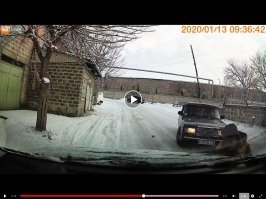 Сначала чуйкой и реакцией главного героя восхитился . А потом еще несколько раз пересмотрел на крупном экране. И закрались ряд сомнений. Жигуль спокойно вышел из поворота, жопу не кинуло и тут он вдруг целенаправленно направил руль на героя ролика. А тот в свою очередь сидит спокойно ковыряется, даже когда первая машина проехала, а потом чуть поворачивает голову, чтобы контролировать расстояние приближающегося авто и в самый последний момент подпрыгивает. Причем поставьте себя в такое же положение, первая реакция-это отскочить в сторону и уж никак не подпрыгивать. Но к сожалению отскок в сторону не принесёт столько лайков.