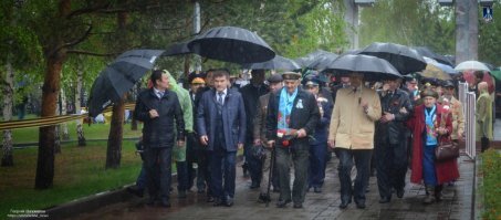 Да там тех ветеранов в живых осталось полтора человека, благодаря нашей медицине и социальной поддержке, которые Путин и Ко загнали ниже плинтуса. Сколько их живых осталось, если даже учесть что на 8 мая 1945 им было по 16 лет, и сейчас это 90 летние старики. 
Верю, что есть много примазавшихся по линии чиновников к статусу "приравненных к ним лиц и членов семей", верю что как обычно все кто при делах и стоит на руководящей должности - погреют руки с  этого дела.
А раньше что? Строили дома для уточек, и покупали яхты патриархам? Нельзя было этой горстке людей переживших ужас войны - обеспечить достойную старость?
Наверное теперь надо подождать когда численность воевавших в Афгане и тушивших ЧАЭС тоже сократиться до нескольких человек, и "щедро" выделить им надбавки.. когда 99% из них помрут в нищете, глядя как чиновники, олигархи и прочая мразь жирует на наворованные у народа деньги. 
Показуха галимая, хотели б реально поблагодарить людей - учитывая их численность, могли бы сделать гораздо больше. Но, увы.. это никому не надо, нужен пиар, а на ветеранов - насрать им с высокой колокольни. Лично Путину - насрать тоже. Харкать он на народ  хотел. В целом он не особо то уже и скрывает это.