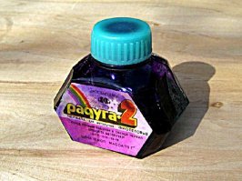 Наоборот- калькуляторы запрещали, а в младших классах запрещали писать шариковой ручкой, только перьевой. Всё было в чернилах и одежда и учебники.