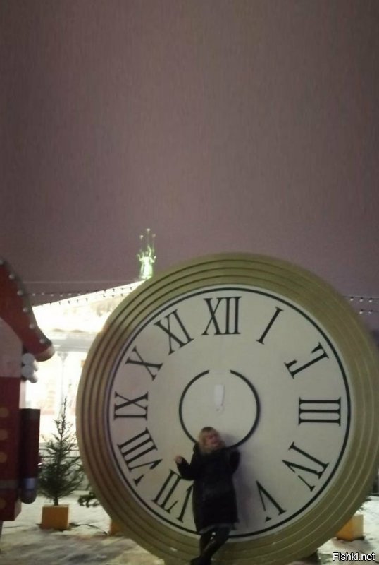 Не сомневаюсь, что лучше. Ну это же просто любительское фото "на ходу" - просто так. Один отбегает, другой фоткает на какой-то телефон. Чаще люди вот так снимают...