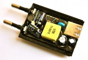 Дебилы, бл.ть... Как же бесят писари на электро- радиотехнические темы, не имеющие образования...
ВСЕ такие вторичные блоки питания (именно так это называть правильно) сейчас выпускают импульсными, т.е. с преобразованием (повышением) частоты сети с целью уменьшения электрических и габаритных показателей радиодеталей.
Как это работает (специально привел эти 2 фото):
1. сетевые 220 В 50 Гц (синус) поступают на фильтр (сглаживает скачки напряжения и "не пускает" в сеть обратное паразитное напряжение ВЧ) из 2х конденсаторов (2 черных бочонка слева на фото в корпусе). (на фото платы, это буква "Ь" высоковольтной части)
2. Затем 220 В 50 Гц синусоидальные "выпрямляют" диодом (на том же фото: между конденсаторами и желтым трансформатором) - на выходе 400 В 0 Гц. (на фото платы, это ниже буквы "О" высоковольтной части)
3. Полученные 400 В 0 Гц с помощью микросхемы преобразуется в 400 В 100 кГц импульсные (меандр) и подается на трансформатор (на фото платы, это 2 точки прямо под цифрой "2" высоковольтной части). Всё! Пиз...ц. Дальше высокое напряжение не идёт!

По своему опыту (более 20 лет) я "нарывался" на все из указанных напряжений (и даже более):
200 В 50 Гц - если не иметь целью зажать в двух разных руках (а именно так пролегает смертельный путь тока - через сердце) или не схватить фазу любой рукой стоя в мокром и на заземленном металлическом полу - тряхнет и заставит пальцы разжаться. Сопротивление тела будет 1000 и более Ом, смертельный ток через сердце для 50...1000 Гц = 0,42 А (Справочник по электробезопасности для электротехнического персонала, 1-3 группы ЭБ)
400 В 0 Гц. Та же хрень, что и с 220 В 50 Гц. Смертельный ток через сердце - 0,3 А ((Справочник по электробезопасности для электротехнического персонала, 3-4 группы ЭБ)).
400 В 100 кГц - вообще похрен. Слабое покалывание в руках. На этой частоте сопротивление тела ДАЖЕ через сердце 50 и более кОм, ток не превысит 0,01 А при смертельных через сердце (!) 2А. (Справочник по электробезопасности для электротехнического персонала, 3-4 группы ЭБ).

З.Ы. работая на одном из радиополигонов, меня (тогда ещё молодого спеца) ё.нуло 50 кВ 150 МГц. Жив, остался легкий ожог на пальце.