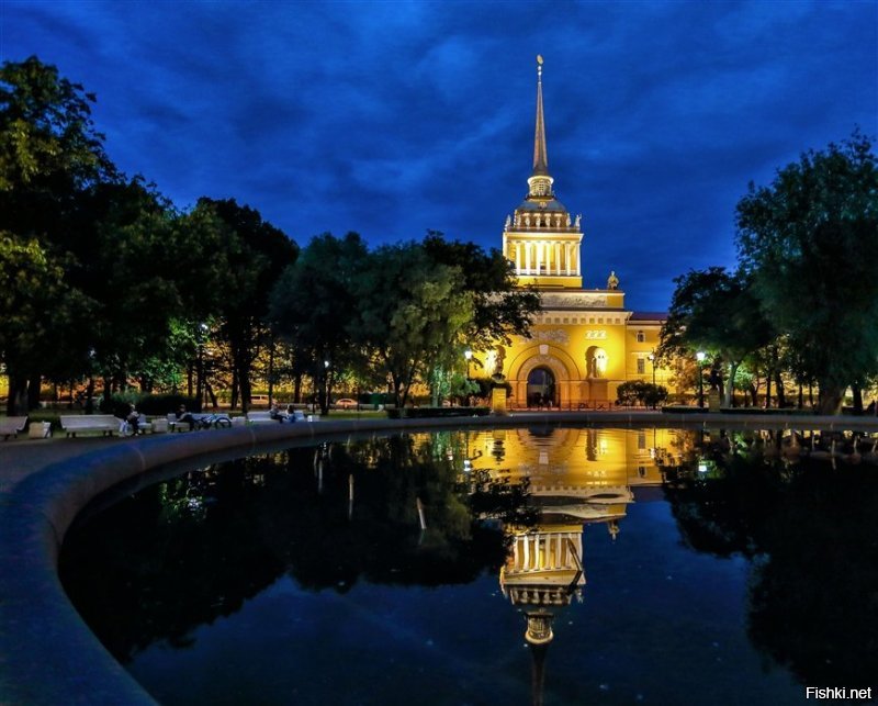 Вот это - Адмиралтейство.  А на верхнем фото - собор Петра и Павла в Петропавловской крепости.