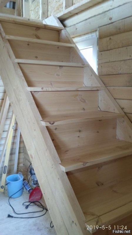 Молодец! 
В прошлом году тоже занимался подобным рукоделием. Инструмент + 4 умелые руки :)
Тетиву из 4х досок делали. Ручная фреза очень помогла.
Бонусом у нас получились прикольные полочки под всякую мелочь под лесенкой.