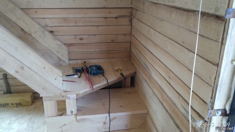 Молодец! 
В прошлом году тоже занимался подобным рукоделием. Инструмент + 4 умелые руки :)
Тетиву из 4х досок делали. Ручная фреза очень помогла.
Бонусом у нас получились прикольные полочки под всякую мелочь под лесенкой.