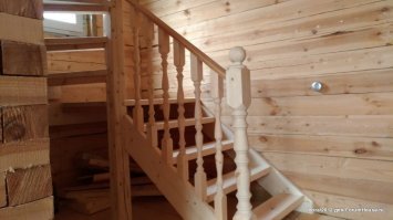 Молодцом! Уважаю людей, которые сами руками делают!
Я себе года 2 назад поменял первую черновую (пожарную*) лестницу на вторую черновую, но уже приближенную к чистовой. На тот момент у меня в хозяйстве еще не было циркулярки с протяжкой и фрезера. Делал в тетиве пропилы обычной циркуляркой и стамеской.