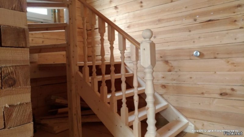 Молодцом! Уважаю людей, которые сами руками делают!
Я себе года 2 назад поменял первую черновую (пожарную*) лестницу на вторую черновую, но уже приближенную к чистовой. На тот момент у меня в хозяйстве еще не было циркулярки с протяжкой и фрезера. Делал в тетиве пропилы обычной циркуляркой и стамеской.