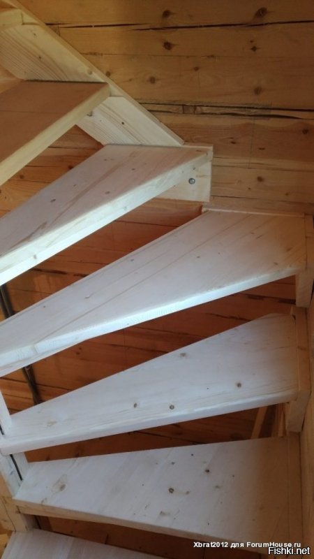 Молодцом! Уважаю людей, которые сами руками делают!
Я себе года 2 назад поменял первую черновую (пожарную*) лестницу на вторую черновую, но уже приближенную к чистовой. На тот момент у меня в хозяйстве еще не было циркулярки с протяжкой и фрезера. Делал в тетиве пропилы обычной циркуляркой и стамеской.