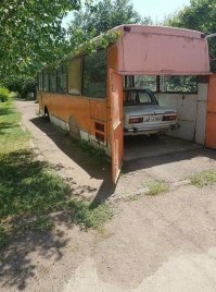 Или закатывает вручную, или вылазит через багажник.