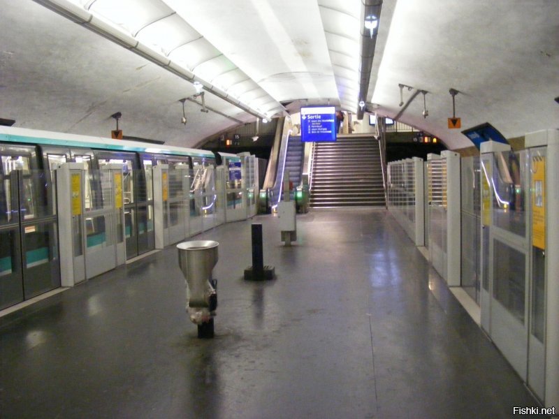 Грязное парижское метро. Вчера днём...