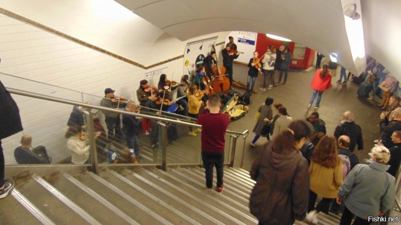 Грязное парижское метро. Вчера днём...