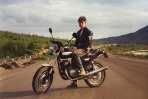 Вот мутант: расточенная голова, переваренная после аварии рама, "левая" передняя вилка, нет передних тормозов и спидак от "Жигулей".... Год, эдак, 92-93