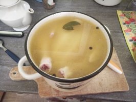 честно, перец+перец душистый, лаврушка, тмин, соль, горчица, оливковое масло, лимонный сок и мёд. Закепетить и дать остыть. потом положить туда курицу на сутки двое. Это просто шедевр)))