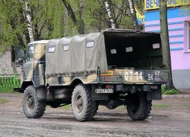 1991 год.ГКЧП.Большой Каменный мост через Москва-реку.Ст.сержант в кирзовых сапогах и камуфляже "берёзка" с автоматом АК-74 и бойцами едет на "Шишиге" (ГАЗ-66) в сторону "Белого дома".