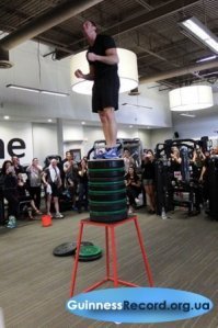 Высота платформы , на которую парень смог запрыгнуть - 5.3 фута (1.616 метра), 
Прыжок С МЕСТА. Так шта нигеру ещё тренироваться и тренироваться...