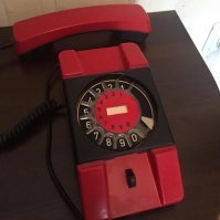 А у нас с супругой в молодой семье такой был. Его ещё можно было на стену крепить, тогда диск номеронабирателя надо было потянуть на себя и развернуть весь номеронабиратель на 180 градусов.