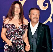 Какая красивая пара.
Вместе...целый месяц...Совет да любовь!