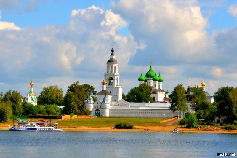Да я же не оправдываю эту бабку. Но сам никогда не был свидетелем того, что бы прям набрасывались, а другие комментаторы вон пишут, что кому то и чуть ли клюшкой по хребту не досталось)))
При мне была такая ситуация. Приехала знакомая из другого города. Фотограф, пофоткать. И поплыли мы на теплоходе в Толгский монастырь (Ярославль). Она тоже в джинсах и с непокрытой головой. Перед входом подошла старушка и очень вежливо и тихо на ухо ей, мол там-то и там-то можно взять косынку и юбку, прям поверх штанов наденешь. И все. Место туристическое и у них там все заготовлено)

Хотя вру, один раз видел как старушки набросились и выгнали персонажа из церкви)) В пасху ночью разгуливал по храму чурка в шапке на глаза и руки в карманы))

Фотка интернетная если что, не знакомой, просто для иллюстрации места.