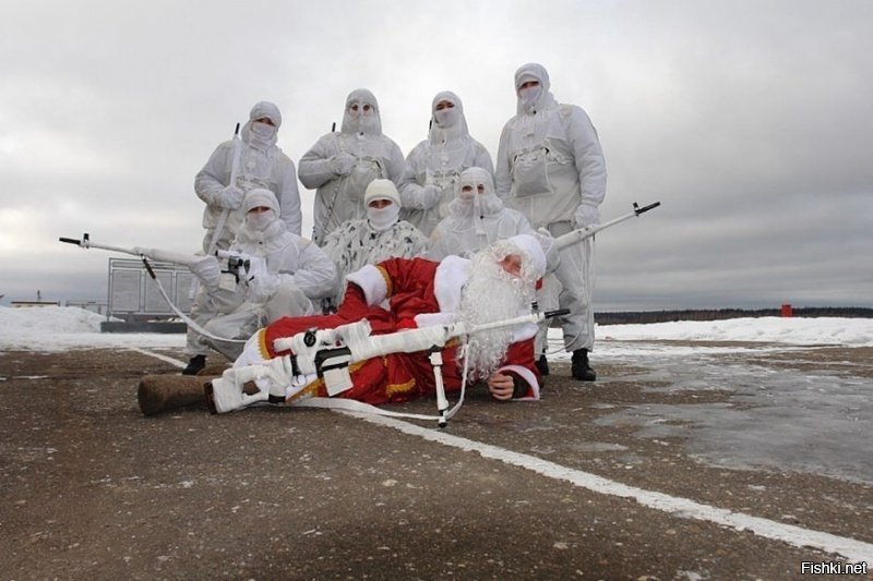 Это снеговики-силовики, помощники Деда Мороза.