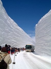 У нас на Сахалине и Камчатке снегопады подобные не редкость. И снежные заносы до второго этажа и тоннели на дорогах - все это там присутствует.
И в Японии (Хоккайдо), как ни странно, тоже.