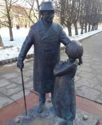 Прототипом Айболита был врач из Вильнюса Цемах Шабад, которому ныне там установлен памятник. Он много лет дружил с Чуковским и писатель частенько гостил у него. Как писал сам Чуковский в своих мемуарах: "...сказку я написал очень, очень давно. А задумал ее написать еще до Октябрьской революции, потому что я познакомился с доктором Айболитом, который жил в Вильно. Звали его доктор Цемах Шабад. Был это самый добрый человек, которого я знал в жизни. Придёт, бывало, к нему худенькая девочка, он говорит ей: «Ты хочешь, чтобы я выписал тебе рецепт? Нет, тебе поможет молоко. Приходи ко мне каждое утро и получишь два стакана молока». И по утрам, я замечал, выстраивалась к нему целая очередь. Дети не только сами приходили к нему, но и приносили больных животных…
Как-то утром пришли к доктору трое плачущих детей. Они принесли ему кошку, у которой язык был проткнут рыболовным крючком. Кошка ревела. Ее язык был весь в крови. Тимофей Осипович вооружился щипцами, вставил кошке в рот какую-то распорку и очень ловким движением вытащил крючок. Вот я и подумал, как было бы чудно написать сказку про такого доброго доктора. После этого у меня и написалось: «Приходи к нему лечиться и корова, и волчица…»