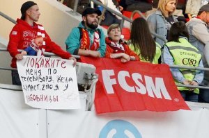 Неловкий момент, когда пришел на матч с любовницей и попал на камеру