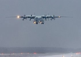 Ан-22 «Антей» («изделие 100»)   советский тяжёлый турбовинтовой транспортный самолёт, самый большой в мире турбовинтовой самолёт. Он на 4 метра длиннее ТУ-114 и на 25% тяжелее (114 тонн против 91)