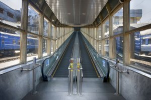 Я всегда считал, что траволатор - (травалатор, травелатор, траволятор)   движущаяся бесступенчатая дорожка, позволяющая ускорить или облегчить передвижение пешеходов.