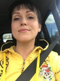 На фото - 47 лет. 
Без ретуши и вмешательств. 
Вечно за малолетку принимают...