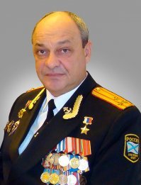 А это мой командир части, настоящий боевой офицер, герой России полковник Чернов Александр Васильевич. Если бы наверху были такие как он, все эти свободолюбивые дети гор сейчас бы сидели у себя в аулах тише воды ниже травы и боялись лишний раз рот открыть, а не катались на бронированных геликах по Москве.