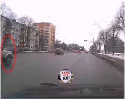 Водила дебил - вот момент, когда красный включился!