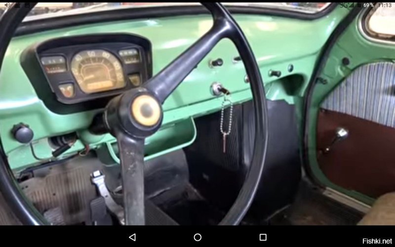 Не было модификации ЗАЗ-965 "Сочи".
Был ЗАЗ-965С/965АС - почтовый фургон для сбора писем с правым расположением руля. Автомобиль имел видоизменённые воздухозаборники системы охлаждения. Задние боковые стёкла были заменены металлическими филёнками.





А в ролике обычный запор.