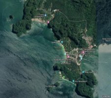 Два раза отдыхал в бухте Тонсай слева от Рейли. Чем привлек Тонсай, там в отличие от Рейли отдельно стоящие домики, а не гостиницы. Пляж в тонсае хуже, но можно спокойно пройти по тропе на рейли, или переплыть на каяке. Лучше конечно на каяке. Можно поплавать по всем бухтам, заплыть в гроты. 
А еще на Рейли очень классно ночью, когда прибрежные ресторанчики накрывают столики прямо на пляже среди костров. Купаются все в основном на пляже с пещерой. Путь к нему лежит через парк с толпами диких и наглых обезьянок, ну или опять же плыть на каяке.