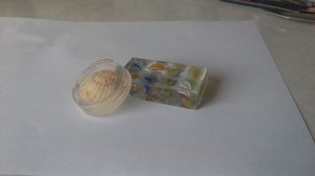 Доброго времени. Я только пробую заниматься смолой. Зачудил пару "заливок" Осталось масса вопросов. Как с Вами можно пообщаться? Дюже интересно задать вопрос человеку, который уже работал с эпоксидкой. Сори за назойливость.