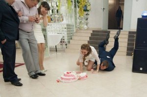 Если молодые с чувством юмора, то это войдет в их архив, как один из самых коронных номеров в семейной жизни!