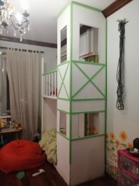 Разве это домик? Вот это домик! Два! Для одной и для второй дочки. Стоят в углах комнаты. Брус, доски, ОСБ, куча шпакли и прочее.....