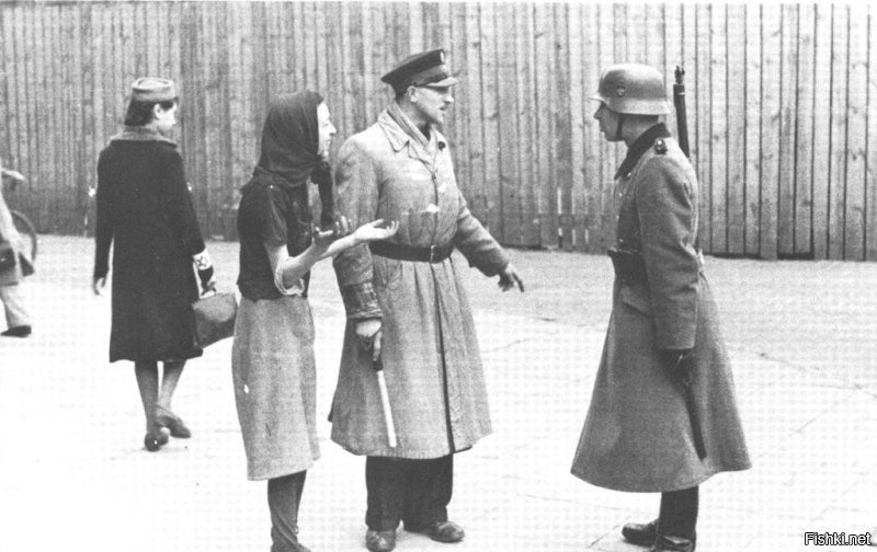Совершенно верно.
Варшавское гетто имело: пять театров, казино, собственную еврейскую полицию, кучу ресторанов и так далее. Так в нем евреи страдали, аж  жуть.