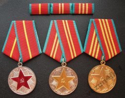 Отсутствует медаль "За безупречную службу" 3-й степени. А 2-й и 1-й степени есть. Так не бывает. Или внучек уже начал распродажу...