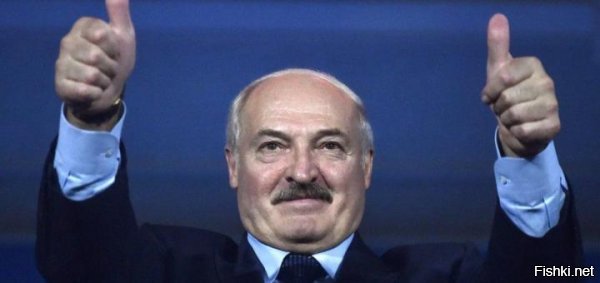 Конец белорусского императора



Пару недель назад Александр Лукашенко «иронично» предложил России войти в состав Белоруссии. Сделано это было в ответ на якобы посягательства Москвы на якобы белорусский суверенитет.

Разумеется, «посягательства»   такая же легенда, как причитания Януковича Азарова по поводу «принуждения» Россией Украины к вступлению в Таможенный союз. Украина хотела покупать газ по тем же расценкам, что и страны Таможенного союза, ей и говорили, что для этого надо в союз вступить, а хотите подписать соглашение об ассоциации с ЕС   будете получать по ценам мирового рынка (как ЕС).

Лукашенко хочет получать нефть по тем же ценам и на тех же условиях, что российские регионы. Ему и говорят, что для этого надо быть если не российским регионом, то хотя бы реально единым государством, а не декларацией единого государства, когда, например, российская часть «единства» признаёт Абхазию и Южную Осетию и находится под санкциями за Крым, а белорусская часть продолжает считать Крым украинским и зарабатывает на антироссийских санкциях, выращивая в своих «морях» омаров и креветок.

В такой постановке вопроса гордый Бацька видит ущемление белорусского суверенитета. Ответом стало намерение Белоруссии закупать нефть пусть дороже, но не у России. Правда, Минск вынужден признать, что не менее 40% от требуемых ему объёмов всё равно придётся закупать у Москвы. Но лиха беда начало. Азаров с Януковичем когда-то тоже начинали с мизерных демонстративных закупок «реверсного» «словацкого» газа, чтобы продемонстрировать Кремлю свою «независимость». Результат известен: изобретатели «реверсных» схем доизобретались до Майдана, выдавившего их почему-то не в ЕС, а в Россию. Украина же полностью отказалась от прямых закупок российского газа, предпочитая «принципиально» переплачивать посредникам.

Начиная игры с альтернативной нефтью, Лукашенко тоже ступил на тропу в Ростов. Не случайно одновременно с решением по возможности сократить закупки нефти в России Бацька устроил «ротацию» в Министерстве обороны. Силовой блок   главная опора белорусского режима. Несмотря на то, что на любых белорусских выборах Лукашенко реально не имеет альтернативы и будет избран большинством голосов, несмотря также на то, что внешнюю безопасность Белоруссии обеспечивают российские Вооружённые силы, и во внешней, и во внутренней политике Лукашенко силовики являются системообразующим фактором.

Замена руководящих кадров в Минобороны Белоруссии объясняется тем, что для реализации каждого отдельно взятого политического курса требуются собственные кадры. Например, франкофил, генерал от инфантерии Фёдор Васильевич Ростопчин был президентом Коллегии иностранных дел в 1799-1801 годах, когда император Павел, разочаровавшись в австрийских и английских союзниках, отозвал в Россию армию Суворова и начал проводить политику союза с наполеоновской Францией. Вернувшийся к проанглийскому курсу Александр I немедленно сослал Ростопчина на должность московского градоначальника, устранив от влияния на внешнюю политику России.

Склоняясь к антироссийскому курсу, Бацька также подбирает в системообразующих ведомствах соответствующие кадры. Это не значит, что назначенные генералы русофобы. На данном этапе Бацьке достаточно менее политически самостоятельных личностей. Всему своё время, в Киеве тоже не сразу у власти оказались люди, готовые воевать с Россией и в этом видящие цель своей жизни. Ведь Янукович с Азаровым вовсе не собирались вступать с Москвой в конфронтацию. Им просто хотелось больше доходов, при сохранении прозападного курса в украинской внешней политике. Они хотели много получить и ничего не дать взамен. Под эту политику подбирались соответствующие кадры. Не удивительно, что когда тот же Азаров настаивал на разгоне Майдана, он не нашёл поддержки в окружении Януковича и был отправлен в отставку.

А теперь вспомните: где сейчас находится большая часть окружения последнего легитимного президента Украины? Правильно, в Киеве. И занимаются они борьбой за власть в рамках существующего русофобского режима, признавая «аннексию» Крыма, «агрессию» России, «сепаратизм» Донбасса и «законность» путча.

Попытка попугать Москву «альтернативным» газом вылилась в подбор кадров, которые постепенно стали проводить всё более русофобский курс. Попытка же его хоть чуть-чуть выправить немедленно привела не просто к Майдану, но к предательству большей части собственной команды, к её явному или скрытому переходу на сторону путчистов. Янукович потерял власть, ещё находясь в стране. Арестовать его пытались не в русофобском Львове, а в русофильском Харькове, едва ли не на глазах у антимайданного съезда депутатов всех уровней. Такова цена ложного политического выбора.

Лукашенко давно склонялся к курсу Януковича. Ему всё время было мало российских дотаций, поддерживающих на плаву «социально ориентированную» белорусскую экономику. Менять курс, переходить к жизни по средствам, проводить давно перезревшие реформы он не желал. При этом любую интеграцию, которая предполагает добровольный отказ от части суверенитета, он воспринимает как покушение на личную власть. От идеи Белоруссии как части общего с Россией политического пространства, населённого единым народом, Лукашенко постепенно совершил дрейф к идее сверхценности суверенного белорусского государства как личной вотчины.

В этом его могут поддержать только белорусские националисты, по каковой причине Минск последние лет десять их не просто поддерживает, а буквально из пипетки выкармливает. В Белоруссии не было своей Галиции   заповедника местечковой обособленности. Белорусское «литвинство» до сих пор не пользуется популярностью в народе. Если уж довольно многочисленные украинские националисты могли рассчитывать на реализацию своих идей только при помощи механизма государственного насилия, то минский националистический режим только на насилии и может держаться.

Лукашенко, безусловно, не националист и никогда им не станет. Он пытается просто попугать Россию «уходом» Белоруссии на Запад, поскольку не хочет терять часть доходов от переработки российской нефти. Подчёркиваю, белорусские НПЗ не становятся убыточными в результате российского «налогового манёвра», просто часть нефтяных денег останется в России, а доля Белоруссии сократится. Но Лукашенко согласен идти на открытый конфликт, лишь бы не терять часть прибылей.

Однако с теми кадрами, которые двигали Белоруссию по пути создания единого государства с Россией и постсоветской интеграции, политика «запугивания Кремля» проводиться не может. Приходится привлекать всё более и более «национально ориентированные» кадры. Постепенно умеренные суверенизаторы-автономисты уступают место мягким государственникам-конфедералистам, затем полноценным патриотам малой родины, потом на их место придут умеренные националисты, которых в конечном счёте сменят национал-радикалы самого что ни на есть русофобского толка. Причём смена политических поколений может произойти в считаные годы, внешне почти незаметно.

А затем во время какого-нибудь следующего совершенно рядового «майданчика» народный любимец вдруг узнаёт, что он уже вовсе не «отец отечества», но «кровавый тиран», и хорошо, если успевает убежать в Ростов. Путчисты, между прочим, обещали Януковичу выбор между судьбами Чаушеску и Каддафи.