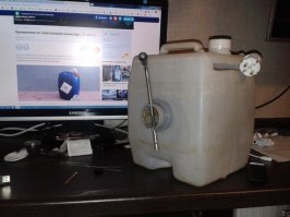 Было 50 м провода, возникла необходимость его как-то пристроить. Летом сделал дендро-фекальным методом такую переноску. Только провод пропустил через щель на фасаде, это позволяет равномерно наматываться проводу на катушку, а ручку взял от старого домкрата.