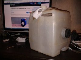 Было 50 м провода, возникла необходимость его как-то пристроить. Летом сделал дендро-фекальным методом такую переноску. Только провод пропустил через щель на фасаде, это позволяет равномерно наматываться проводу на катушку, а ручку взял от старого домкрата.