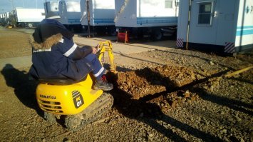 Если с работы приползать "только поспать", то и этого на одного хватит. 
Я, в командировках, и на меньшей площади жил. И не один. 
Например, два месяца в Якутии, в вагончике. 
Там ВОСЕМЬ человек живёт. 
Представьте себе жизнь в купе поезда. 
И не на пару-тройку дней, на на пару-тройку месяцев. 
И да, санузла там нет. 
Туалет на улице, дощатый, с дыркой в полу.