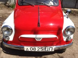 Очевидные отличия ЗАЗ-965Э/АЭ "Ялта" - молдинги (есть), зеркало на левом крыле (нет), хромированное кольцо на руле (нет), шильдик "Ялта" на заднем капоте (нет), скошенные подлокотники сзади (???). Напрашивается вопрос по поводу аутентичности.