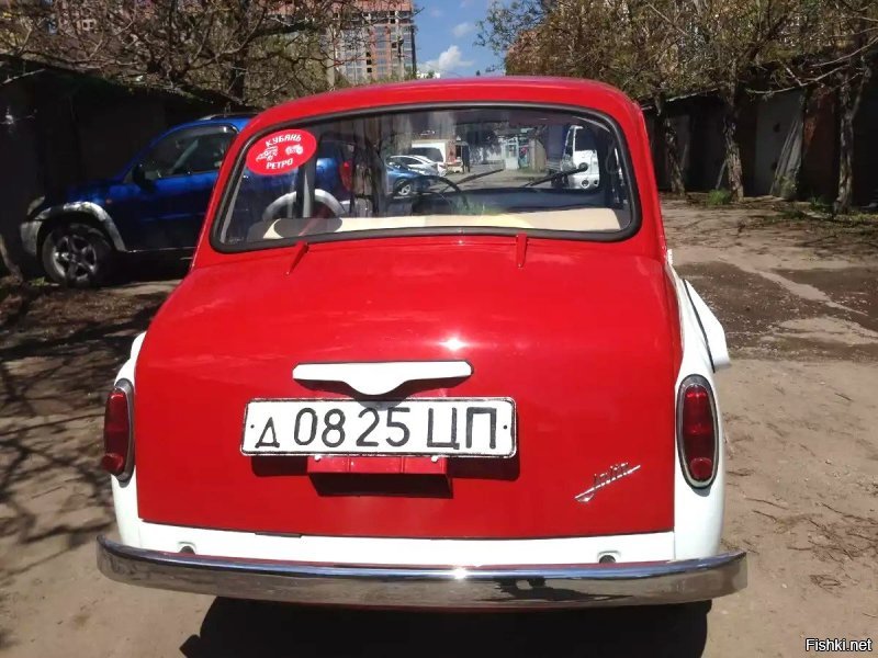 Очевидные отличия ЗАЗ-965Э/АЭ "Ялта" - молдинги (есть), зеркало на левом крыле (нет), хромированное кольцо на руле (нет), шильдик "Ялта" на заднем капоте (нет), скошенные подлокотники сзади (???). Напрашивается вопрос по поводу аутентичности.