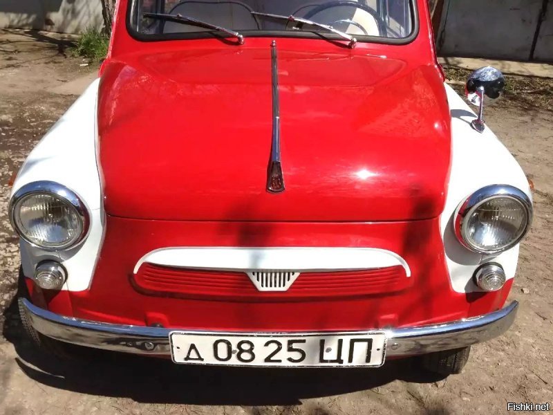 Очевидные отличия ЗАЗ-965Э/АЭ "Ялта" - молдинги (есть), зеркало на левом крыле (нет), хромированное кольцо на руле (нет), шильдик "Ялта" на заднем капоте (нет), скошенные подлокотники сзади (???). Напрашивается вопрос по поводу аутентичности.