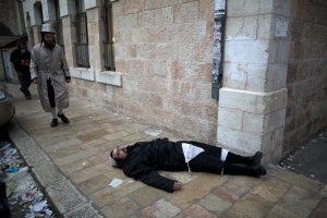 Тоже духовненько.
Наверное, чтобы на Йегову богоизбранный поглазеть прилег, на свою крышу.