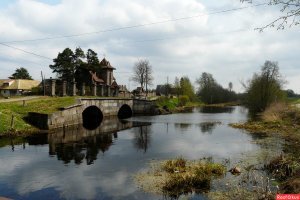 Староладожский канал. К началу 18 века являлся крупнейшим гидротехническим сооружением в европе. Длинна 117км, начало строительства в 1719, окончание в 1730. К 1826 обмелел и пришел в ветхость. В 1861 паралельно ему был построен Новоладожский канал, строительство заняло всего пять лет. После чего Староладожский канал был окончательно заброшен, зарос и заболотился.